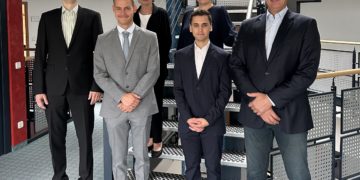 Begrüßung der neuen Teammitglieder
v.l.n.r. vorn: Marian Lattke, Jonas Engwicht, Kevin
Singh und Frank Baer;
hinten vl.n.r: Beate Burtchen und Helvi Schatter