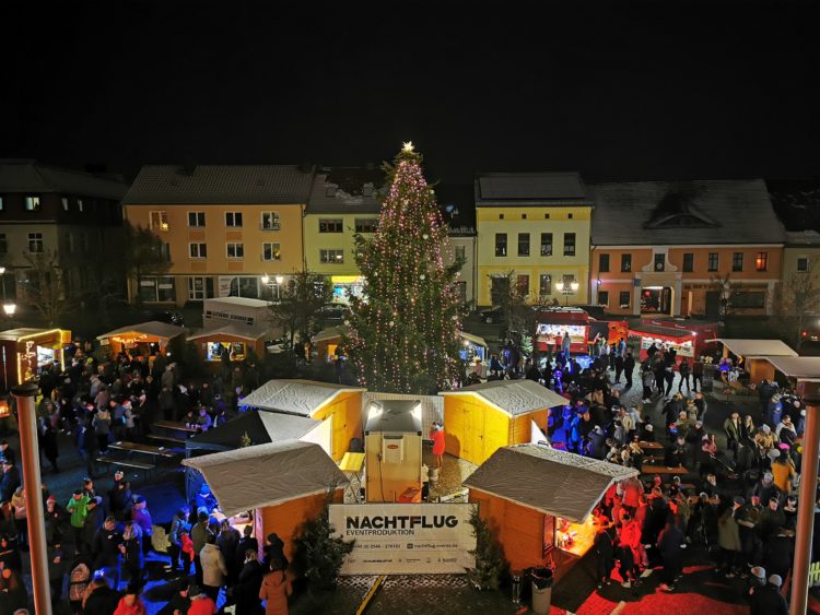 Beim Weihnachtsmarkt im vergangenen Jahr schmückte eine zehn Meter hohe Douglasie den Calauer Marktplatz. Sie wurde von einer Familie aus Missen zur Verfügung gestellt. Foto: Stadt Calau / Jan Hornhauer