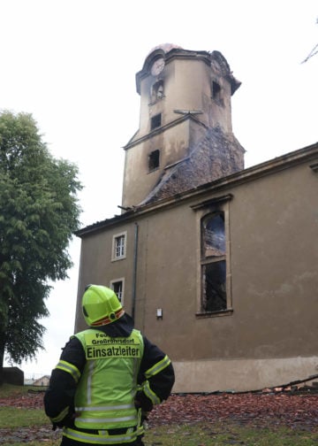 Großröhrsdorf- Gotteshaus in Flammen: Kirche abgebrannt