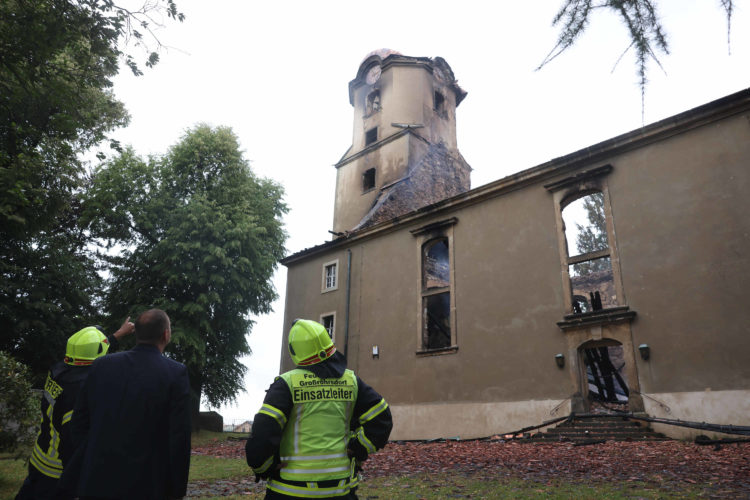 Großröhrsdorf- Gotteshaus in Flammen: Kirche abgebrannt