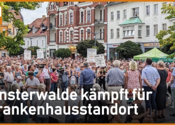 Protest für Krankenhaus-Erhalt zog Tausende auf Marktplatz Finsterwalde