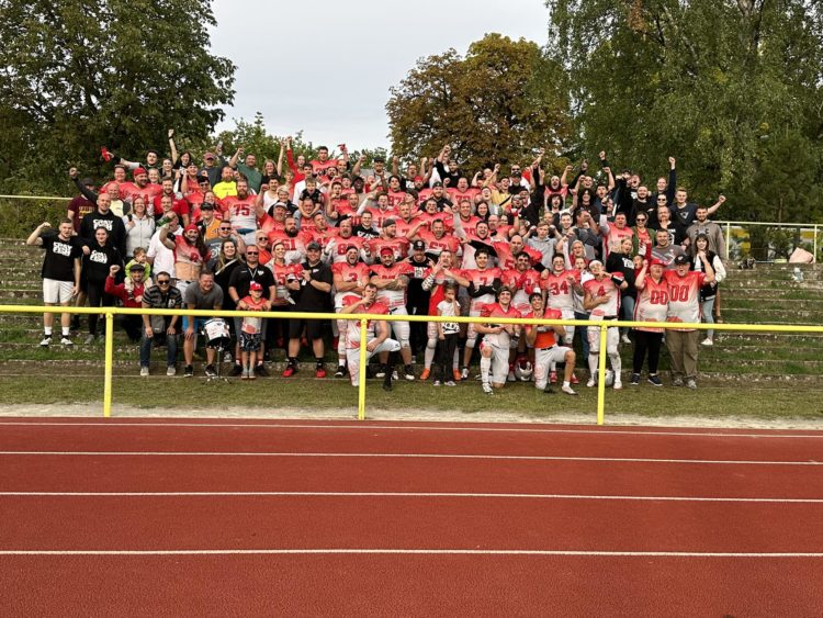 Cottbus Crayfish Team in Berlin mit Fans nach dem Sieg; Foto: Marco Laske