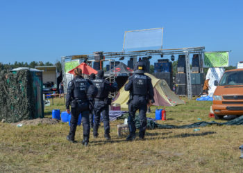 Illegale Party in Elsterheide aufgelöst. Mehrere Polizisten verletzt