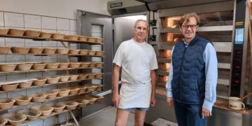 Bäckermeister Volker Richter (l.) geht in Rente. Der Backofen der Senftenberger Traditionsbäckerei bleibt trotzdem nicht kalt. Schwiegersohn und Tochter haben übernommen. Zum erfolgreichen Generationenwechsel gratuliert Bürgermeister Andreas Pfeiffer. (Bild: Andrea Budich)