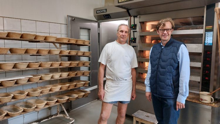 Bäckermeister Volker Richter (l.) geht in Rente. Der Backofen der Senftenberger Traditionsbäckerei bleibt trotzdem nicht kalt. Schwiegersohn und Tochter haben übernommen. Zum erfolgreichen Generationenwechsel gratuliert Bürgermeister Andreas Pfeiffer. (Bild: Andrea Budich)