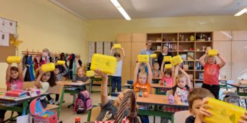 Ausgefuttert und für sehr gut befunden - der Inhalt der gelben Brotbüchsen hat den Erstklässern aus der 1 b der Grundschule Am See sehr gut geschmeckt. (Bild: Andrea Budich)