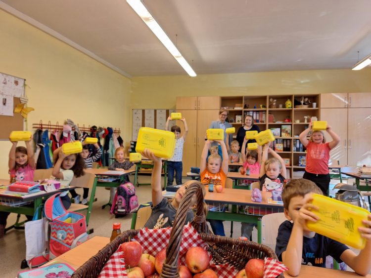 Ausgefuttert und für sehr gut befunden - der Inhalt der gelben Brotbüchsen hat den Erstklässern aus der 1 b der Grundschule Am See sehr gut geschmeckt. (Bild: Andrea Budich)