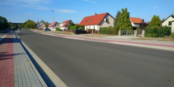 Auf den neu entstandenen Pflanzflächen zwischen den Zufahrten entlang der Rostocker Straße werden im Herbst elf Bäume gepflanzt. Die Erdarbeiten dafür sind bereits im Gange. (Bild: Stadt Senftenberg)