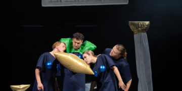 Szenenfoto mit (v.l.n.r.): Sophie Bock, Markus Paul, Juli Niemann und Johannes Scheidweiler als Räuberbande (Foto: © Bernd Schönberger)