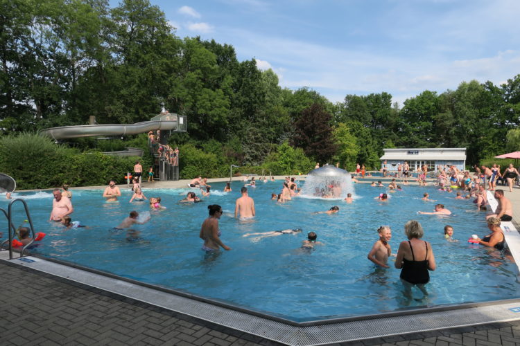 Das Calauer Freibad in der Ziegelstraße machte seinem Ruf als beliebte Freizeiteinrichtung der Stadt alle Ehre. Mehr als 12.000 Gäste wurden begrüßt, darunter zahlreiche Menschen aus der Hauptstadt. Foto: Stadt Calau / Jan Hornhauer