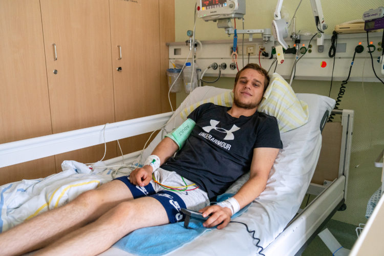 Alexej Heß zwei Tage nach dem Eingriff. Den Schlaganfall hat er gut
überstanden. (Bild: R. Hofmann)