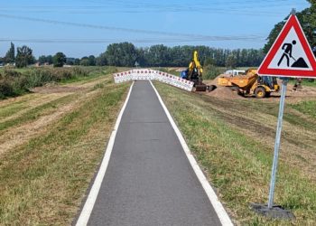 Burg: Spreeradweg nach Vandalismus gesperrt. Bagger in Spree gefahren