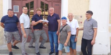 Mathias Klinkmüller  (3.v.l.) vom Bürgerbegehren übergab im August die Unterschriften der Bürger an den Wahlleiter der Stadt Lutz Gubbatz (4.v.l.). Seitens der Stadt waren der Bürgermeister Bengt Kanzler (2.v.l.) sowie der Vorsitzende der Stadtverordnetenversammlung Gunther Schmidt (r.) bei der Übergabe dabei.