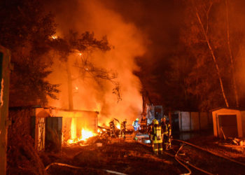 Ermittlungen in Schwarze Pumpe. Bagger, Bäume & Garagen in Brand