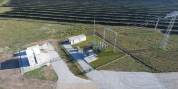 Schwarzheide pilotiert als erster BASF-Standort weltweit eine grüne  Stromversorgung einzelner Produktionsteile durch die Kombination des  eigenen Solarparks mit stationärem Stromspeicher (Bild: BASF)