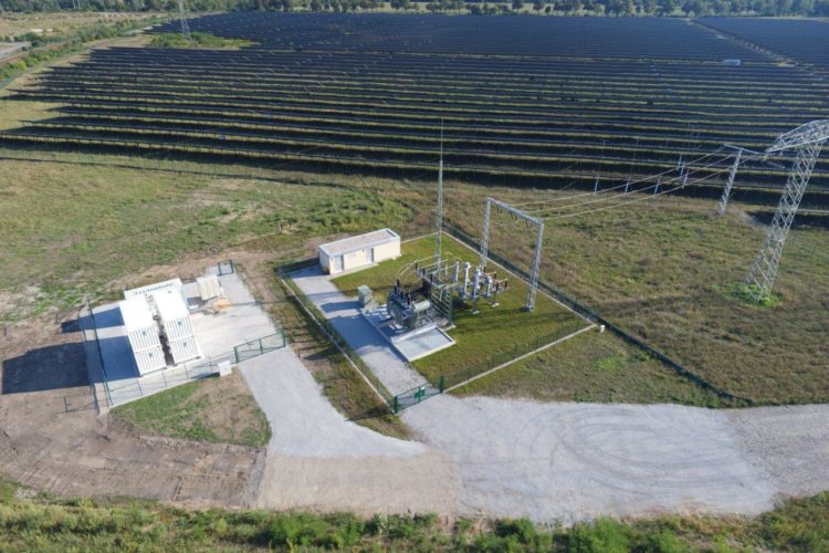 Schwarzheide pilotiert als erster BASF-Standort weltweit eine grüne  Stromversorgung einzelner Produktionsteile durch die Kombination des  eigenen Solarparks mit stationärem Stromspeicher (Bild: BASF)