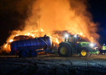 Knapp 1.500 Strohballen abgebrannt. Zeugen in Siewisch gesucht