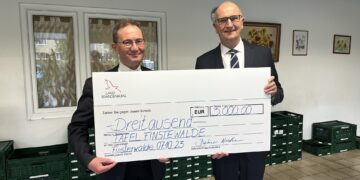 Ein Geburtstagsgeschenk von Ministerpräsident Dietmar Woidke. Er übergab der Finsterwalder Tafel kürzlich 3.000 Euro aus den Erlösen der Versteigerung am Brandenburg-Tag. (Bild: Franziska Dorn)