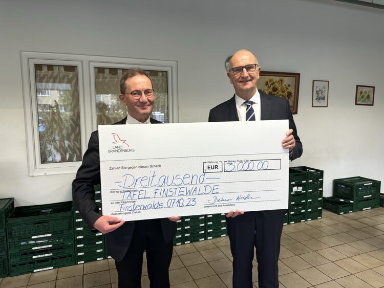 Ein Geburtstagsgeschenk von Ministerpräsident Dietmar Woidke. Er übergab der Finsterwalder Tafel kürzlich 3.000 Euro aus den Erlösen der Versteigerung am Brandenburg-Tag. (Bild: Franziska Dorn)