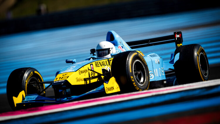 V6-Bolide im Alonso-Weltmeister-Look: In diesem Formel Renault fuhr Clausnitzer den Titel
ein (Foto: Angelo Poletto)