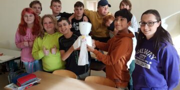 Schüler der Klasse 7a der BOS mit dem Avatar in der Mitte, rechts Klassenlehrerein Judith Richter.