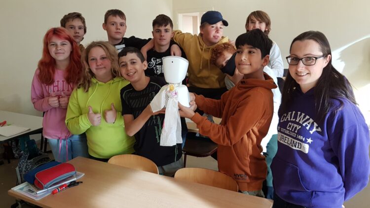 Schüler der Klasse 7a der BOS mit dem Avatar in der Mitte, rechts Klassenlehrerein Judith Richter.