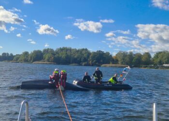 Rettungsschwimmer der DRK-Wasserwacht und Einsatzkräfte der Feuerwehr bei der Rettung (Foto: DRK-Wasserwacht Senftenberg).
