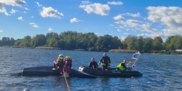 Rettungsschwimmer der DRK-Wasserwacht und Einsatzkräfte der Feuerwehr bei der Rettung (Foto: DRK-Wasserwacht Senftenberg).