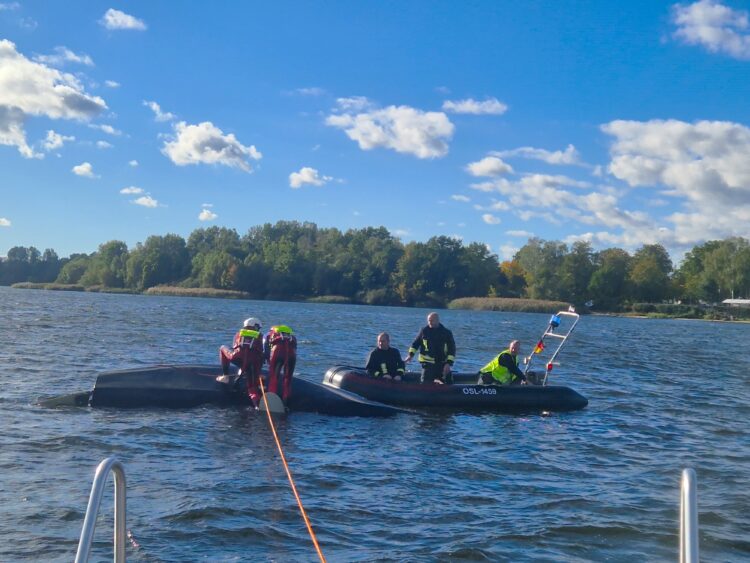 Rettungsschwimmer der DRK-Wasserwacht und Einsatzkräfte der Feuerwehr bei der Rettung (Foto: DRK-Wasserwacht Senftenberg).