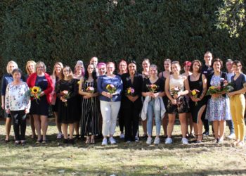 Senftenberg: Neue Pflegeazubis starten. Corona-Jahrgang verabschiedet