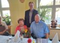 Diese Überraschung ist gelungen: zum seltenen Ehe-Jubiläum gratuliert auch Senftenbergs Bürgermeister Andreas Pfeiffer. Am Hochzeitstag vor 60 Jahren von Christa und Bodo Günther hatte es geschneit. (Bild: Andrea Budich)