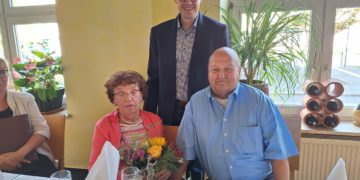 Diese Überraschung ist gelungen: zum seltenen Ehe-Jubiläum gratuliert auch Senftenbergs Bürgermeister Andreas Pfeiffer. Am Hochzeitstag vor 60 Jahren von Christa und Bodo Günther hatte es geschneit. (Bild: Andrea Budich)