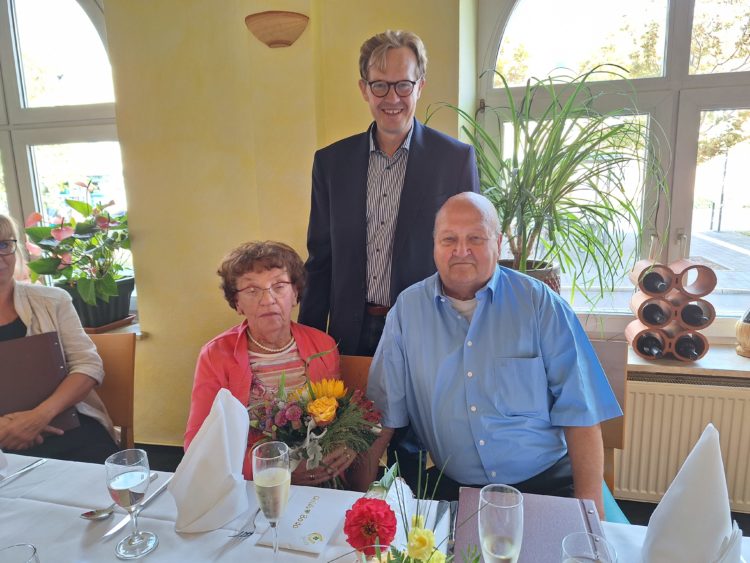 Diese Überraschung ist gelungen: zum seltenen Ehe-Jubiläum gratuliert auch Senftenbergs Bürgermeister Andreas Pfeiffer. Am Hochzeitstag vor 60 Jahren von Christa und Bodo Günther hatte es geschneit. (Bild: Andrea Budich)