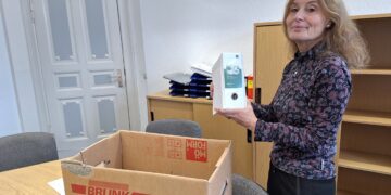 Abschied nach 31 Rathaus-Jahren. Amtsleiterin Gebäudemanagement Edith Müller verpackt die letzten Gesetzbücher und Baupläne in ihrem Büro, bevor sie in den wohlverdienten Ruhestand eintaucht. (Bild: Andrea Budich)
