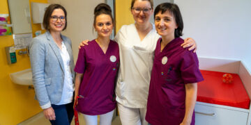 Dana Jochintke (Verwaltungsleitung CTK-Poliklinik), Celina Hinz (medizinische Fachangestellte) sowie Fachärztin Liudmila Vorontsova an der Seite von Fachärztin Linn Schimmang (v. l.). (Bild: Martin Ender)