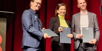 Mit Kooperationsverträgen haben BTU, Stadt und Landkreis die Weichen für das künftige Miteinander gestellt.  V.l.: Bürgermeister Andreas Pfeiffer, BTU-Präsidentin Gesine Grande und Landkreis-Dezernent Robert Weidner. (Bild: Andrea Budich)