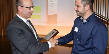 Mathias Röhnert (r.) nahm aus den Händen von Roland Neumann (l.), Erster Beigeordneter, Dezernent und Kämmerer des Landkreises, die Auszeichnung für die Fleischerei GbR Michael Röhnert und Mathias Röhnert aus Doberlug-Kirchhain entgegen. (Bild: Torsten Hoffgaard)