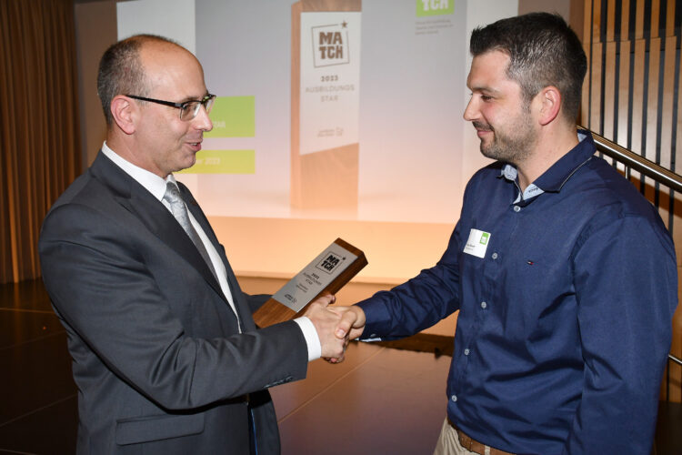 Mathias Röhnert (r.) nahm aus den Händen von Roland Neumann (l.), Erster Beigeordneter, Dezernent und Kämmerer des Landkreises, die Auszeichnung für die Fleischerei GbR Michael Röhnert und Mathias Röhnert aus Doberlug-Kirchhain entgegen. (Bild: Torsten Hoffgaard)