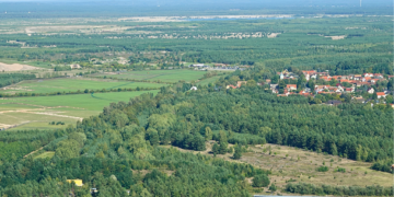 Auf einer Fläche von 23 Hektar entsteht in unmittelbarer Nähe des Findlingsparks Nochten der Solarpark Boxberg. Foto: LEAG