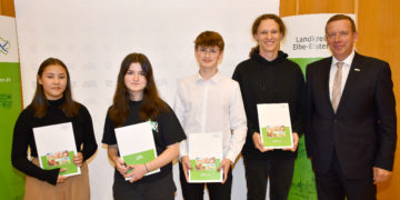 Landrat Christian Jaschinski mit den Gewinnerinnen und Gewinnern des 1. und 2. Landespreises im Bundeswettbewerb Fremdsprachen Englisch Solo v.r.n.l.: Karl Hülle, Nico Frenkel (beide Sängerstadtgymnasium), Matilda Hannebauer und Ayumi Wendt (beide Elsterschloss-Gymnasium)