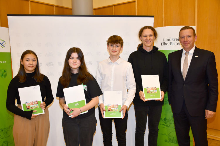 Landrat Christian Jaschinski mit den Gewinnerinnen und Gewinnern des 1. und 2. Landespreises im Bundeswettbewerb Fremdsprachen Englisch Solo v.r.n.l.: Karl Hülle, Nico Frenkel (beide Sängerstadtgymnasium), Matilda Hannebauer und Ayumi Wendt (beide Elsterschloss-Gymnasium)