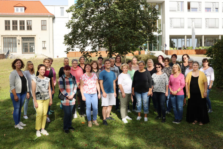 27 neue angehende Gesundheits- und Krankenpflegehelfer durchlaufen aktuell das 18-monatige Qualifizierungsprogramm in den Sana Kliniken Niederlausitz und an der Sana Campusschule in Klettwitz. (Sana Kliniken)