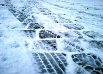 Über 100 Unfälle durch Schnee & Glätte! Schulbus in Graben gerutscht
