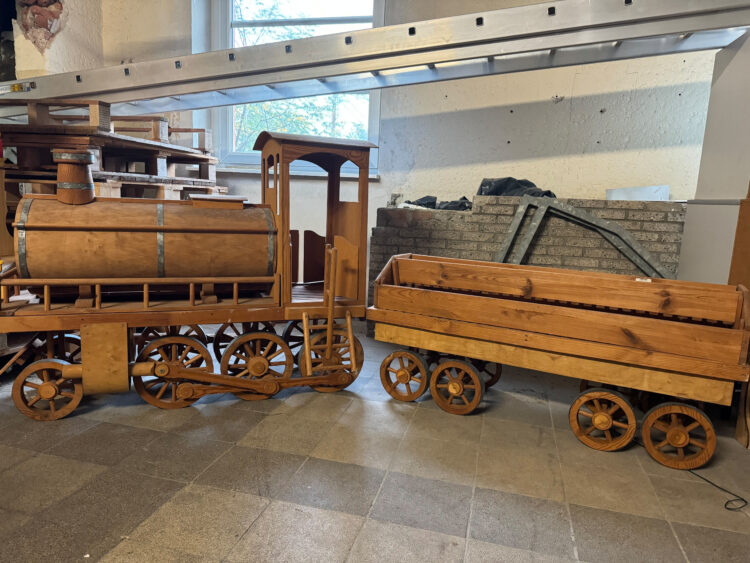 Das Bild zeigt eine Holzeisenbahn, welche u.a. zum Verkauf beim Lager-Flohmarkt angeboten wird. Foto: O. Ringwelski (CKM)Kindermusical Cottbus 