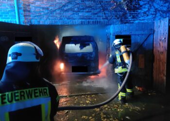 Feuerwehreinsatz in Zerkwitz: Auto in Garage ausgebrannt