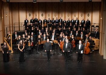 Staatstheater Cottbus / Bernd Schönberger: Unter der musikalischen Leitung von Christian Möbius trat der Kammerchor der Sing- akademie Cottbus e.V. gemeinsam mit Solistinnen und Solisten sowie dem Philharmo- nischen Orchester des Staatstheater Cottbus beim Solidaritätskonzert „Zusammen. Hier.“ am 31. Oktober 2023 im Großen Haus auf.