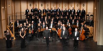 Staatstheater Cottbus / Bernd Schönberger: Unter der musikalischen Leitung von Christian Möbius trat der Kammerchor der Sing- akademie Cottbus e.V. gemeinsam mit Solistinnen und Solisten sowie dem Philharmo- nischen Orchester des Staatstheater Cottbus beim Solidaritätskonzert „Zusammen. Hier.“ am 31. Oktober 2023 im Großen Haus auf.