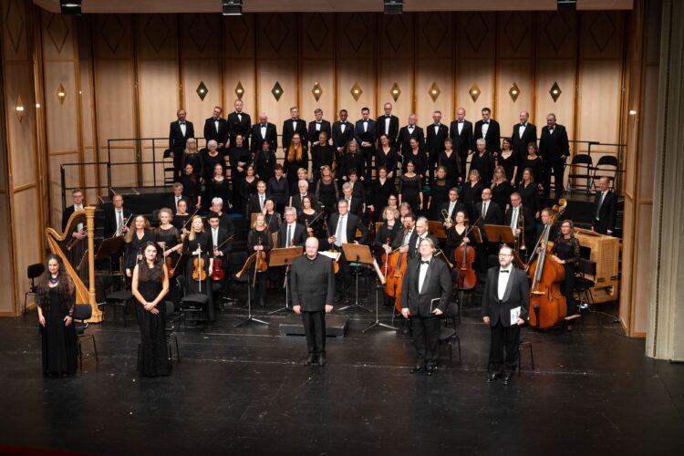 Staatstheater Cottbus / Bernd Schönberger: Unter der musikalischen Leitung von Christian Möbius trat der Kammerchor der Sing- akademie Cottbus e.V. gemeinsam mit Solistinnen und Solisten sowie dem Philharmo- nischen Orchester des Staatstheater Cottbus beim Solidaritätskonzert „Zusammen. Hier.“ am 31. Oktober 2023 im Großen Haus auf.