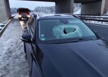 Eisplatte durchschlug Frontscheibe: Frau bei Unfall auf A13 verletzt