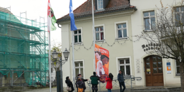 Mit dem Hissen der Fahne „Wir sagen Nein! Zu Gewalt gegen Frauen“ beteiligt sich die Stadt Spremberg am Internationalen Tag „NEIN zu Gewalt an Frauen“. (Bild: Konstanze Schirmer/Spremberg)